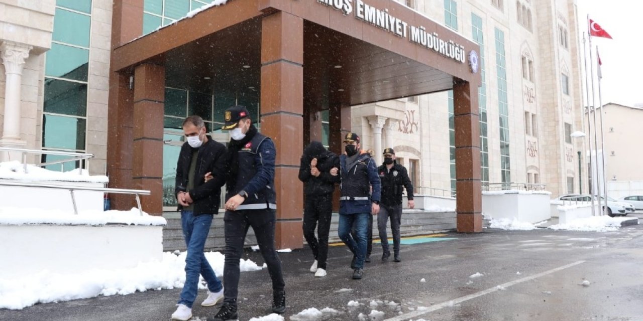 Midesinde Uyuşturucu Sevkiyatı Yapan 2 Kişi, Polisin Dikkati Sayesinde Yakalandı