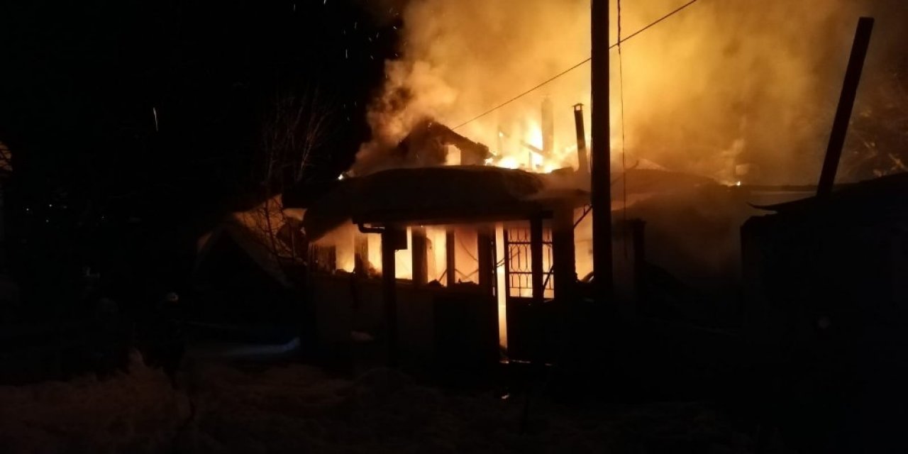 Ayancık’ta 2 Ev Kül Oldu