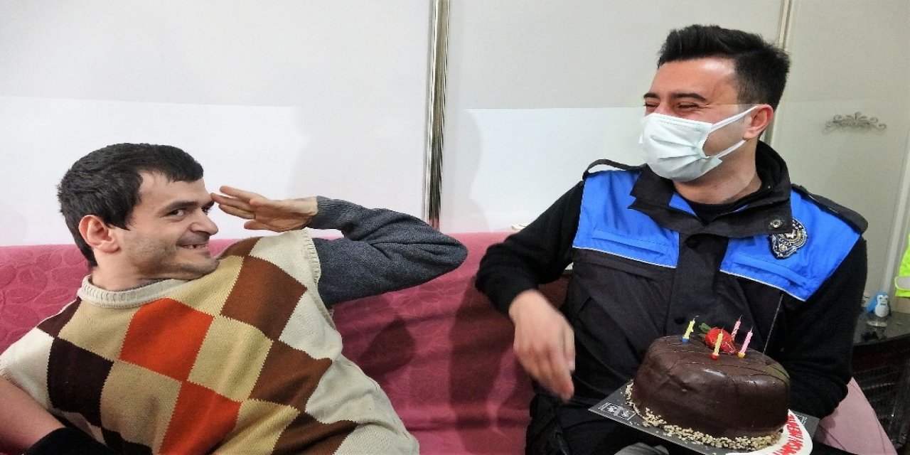Engelli Oğlu İçin İstedi, Polis Doğum Günü Sürprizi Yaptı