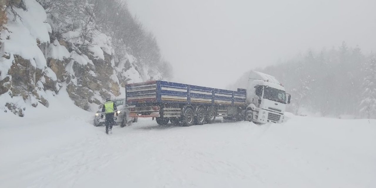 Kastamonu-cide Karayolunda Kayan Tır Yolu Kapattı