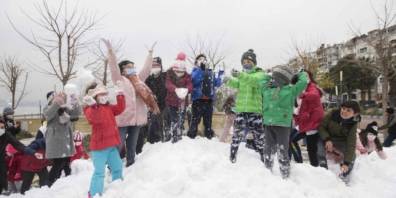 Karşıyakalı Çocuklara Deniz Kenarında Kar Sürprizi