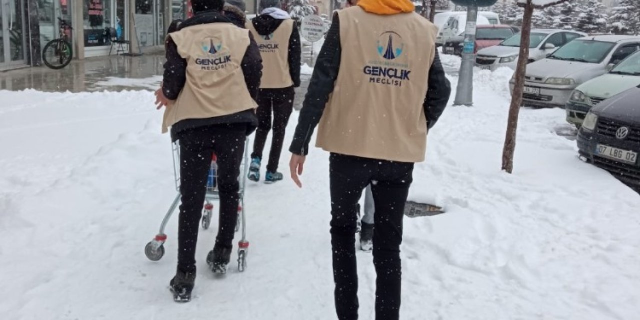 Aziziyeli Gençler Sokak Hayvanlarını Unutmadı