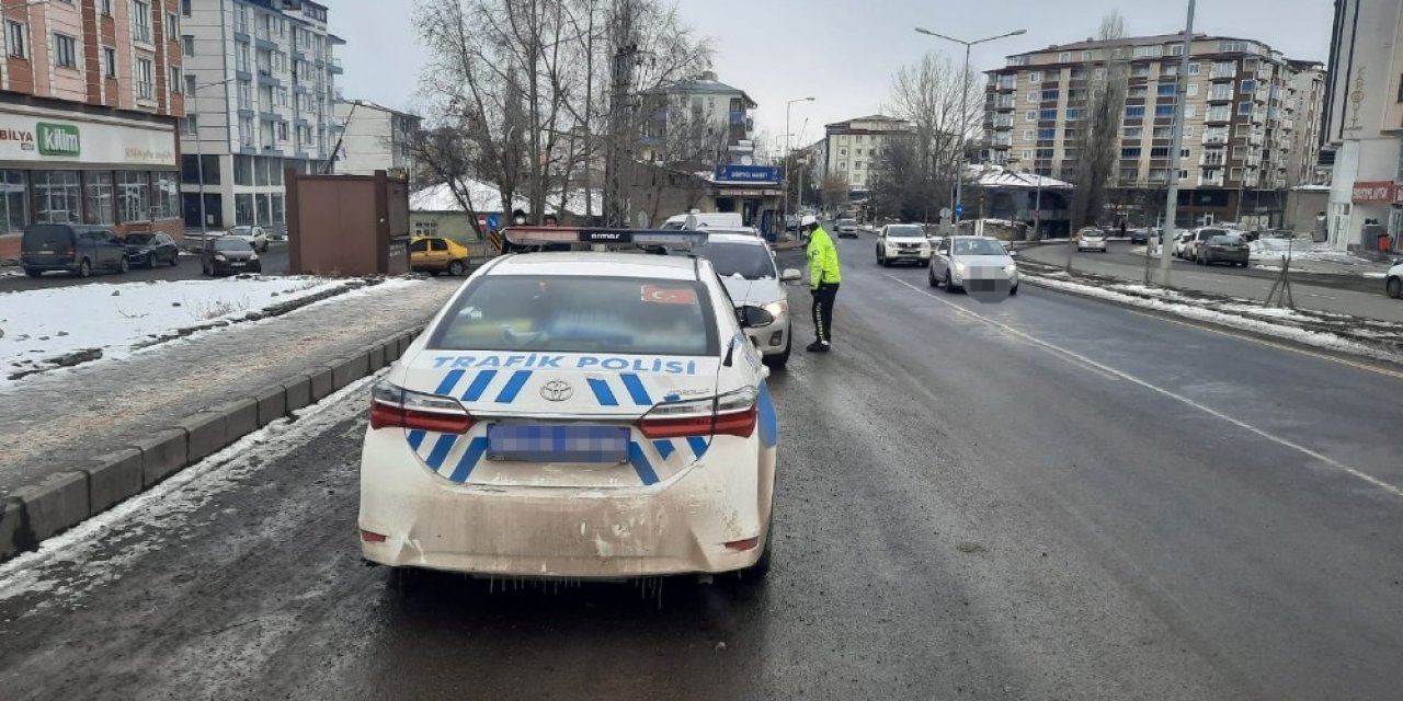 Kars’ta Polisten Işıklı Ve Sesli Uyarı Denetlemesi