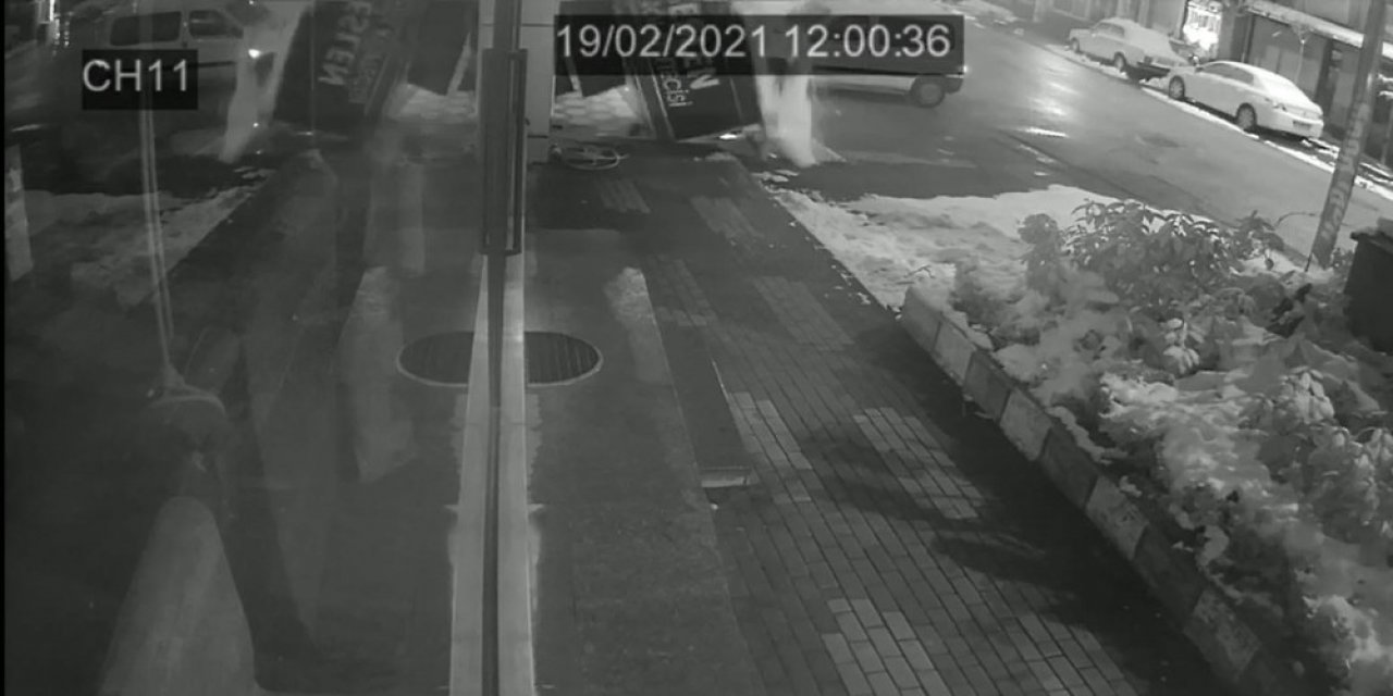 Yağan Kara Dayanamayan 3 İşyerinin Tabelası Böyle Çöktü