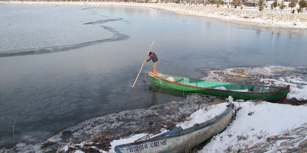 Kıyıları Donan Gölde Balıkçıların Buz Kırma Mesaisi