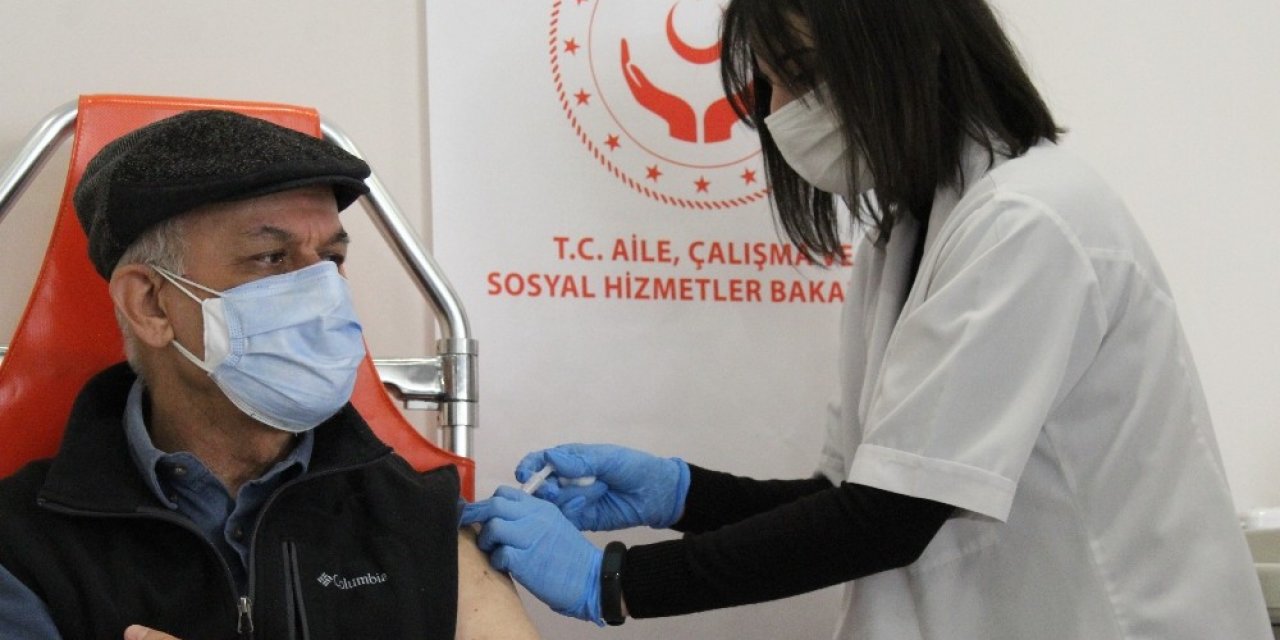 Huzurevlerinde İkinci Doz Aşılama Devam Ediyor