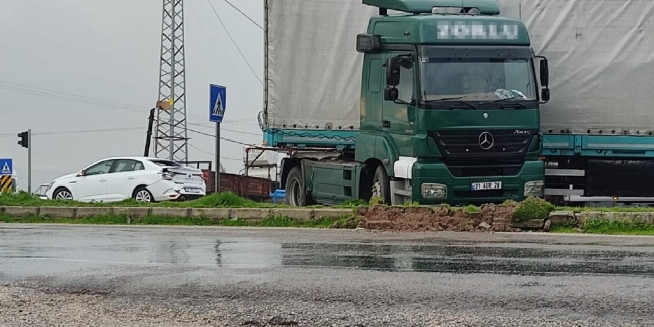 Tır Kırmızı Işıkta Duran Araca Çarptı