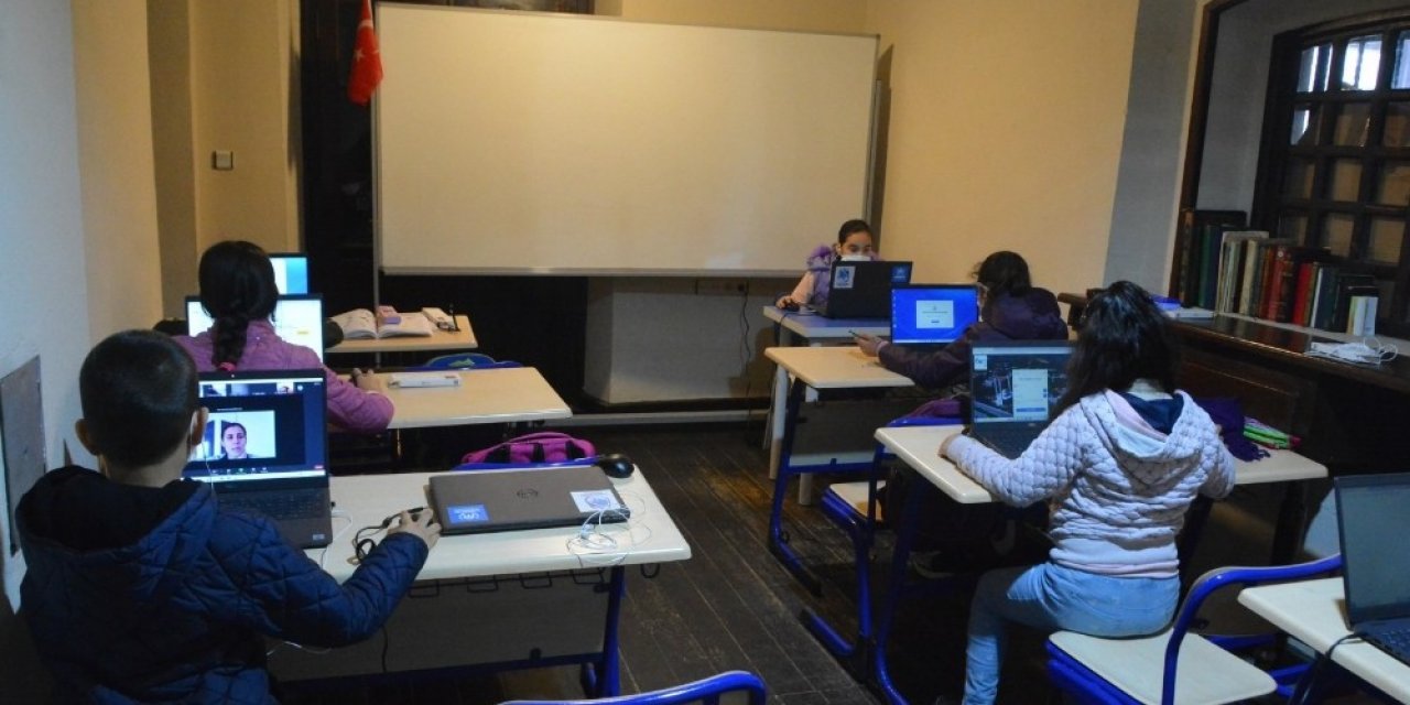 Manisalı Öğrenciler Eba Erişim Merkezinde Derslerine Giriyor