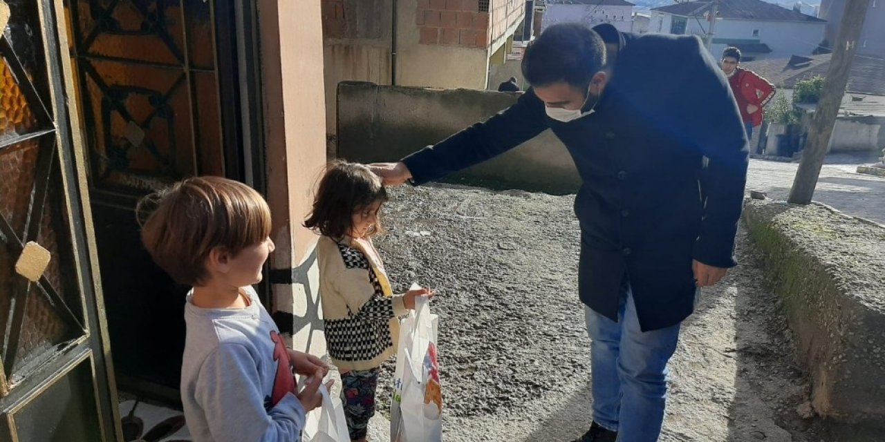 İ̇htiyaç Sahibi Bin 500 Çocuğa Kıyafet Desteği