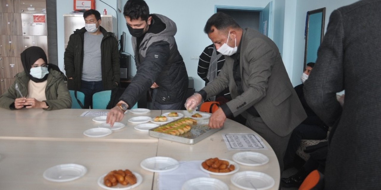 Muhtardan Öğretmelere ‘hoş Geldiniz’ Tatlısı