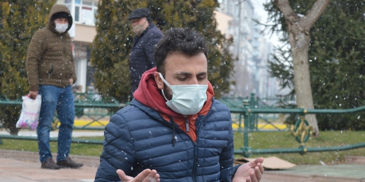 Lapa Lapa Yağan Kar Altında Cuma Namazı Kıldılar