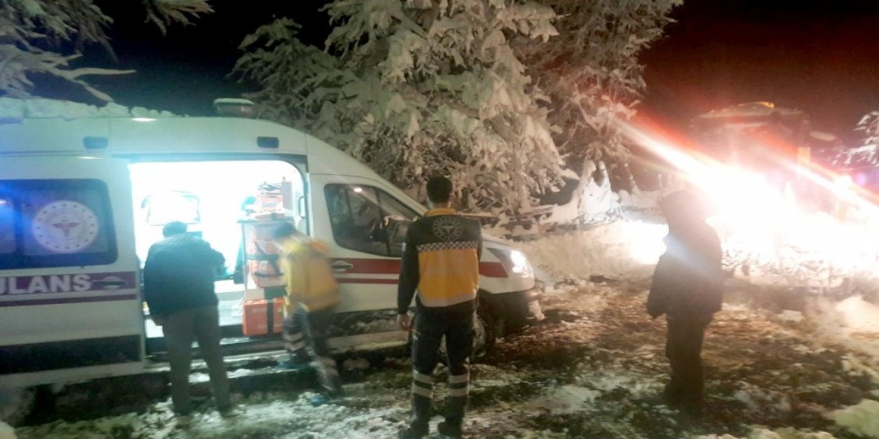 Ambulanslara Geçit Vermeyen Yollar Açıldı, Hastalar Sağlık Merkezlerine Ulaştırıldı