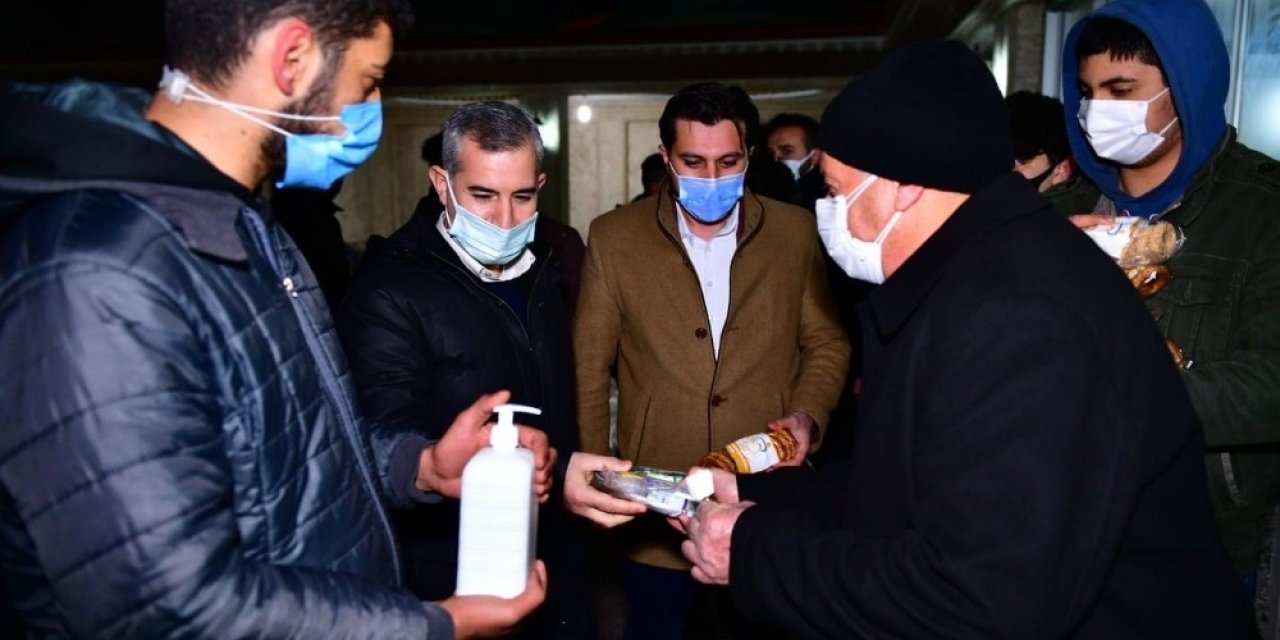 Başkan Çınar, Kandil Simidi, Lokum Ve Gül Suyu Dağıttı