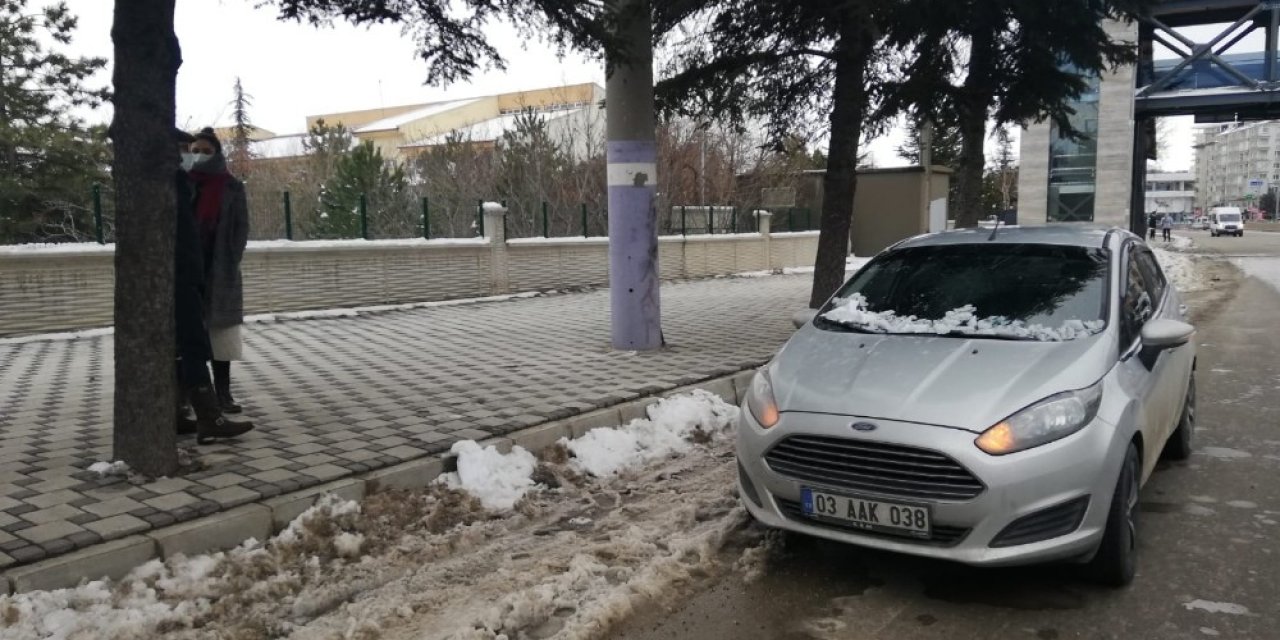 Üst Geçitten Otomobilin Üzerine Buz Kütlesi Düştü, 2 Kişi Ölümden Döndü