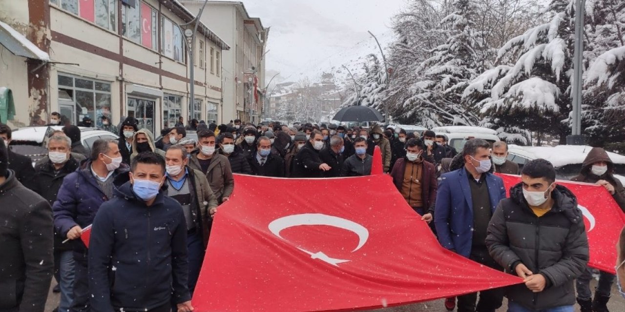 Bahçesaray’da Lapa Lapa Kar Yağışı Altında Teröre Lanet Yürüyüşü