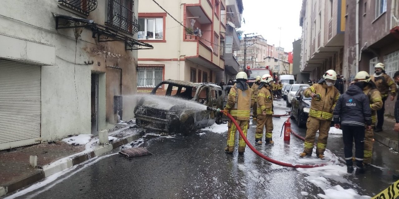 Kağıthane’de Panik Anları: Alev Alan Araç Doğalgaz Kutusuna Çarparak Durdu