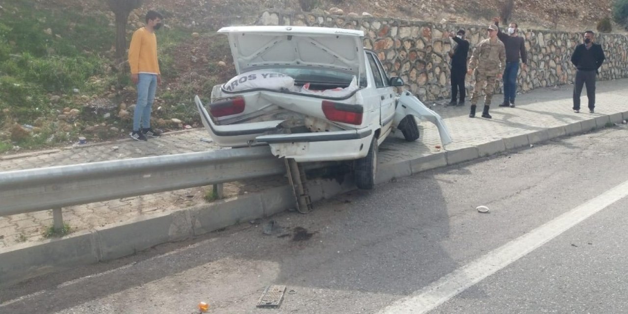 Otomobil Kaldırıma Çarptı