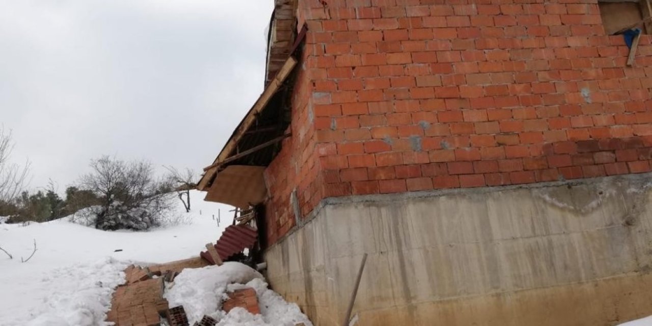 Bursa’da Damı Çöken Ahırdaki Hayvanlar Telef Olmaktan Son Anda Kurtuldu