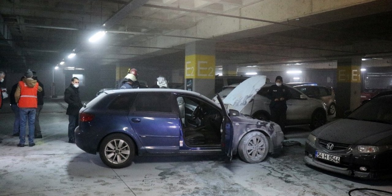 Kapalı Otoparkta Lüks Araç Alevlere Teslim Oldu