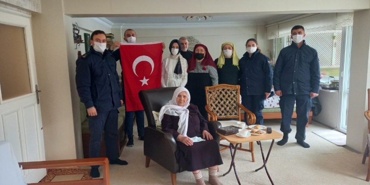 92 Yaşındaki Mahide Nineden Mehmetçik’e İlmek İlmek Destek