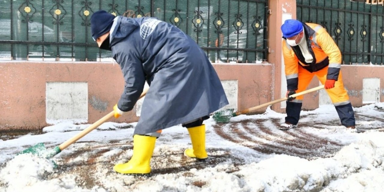 Esenyurt’ta Buzlanmaya Karşı 2 Bin 300 Ton Tuz Kullanıldı