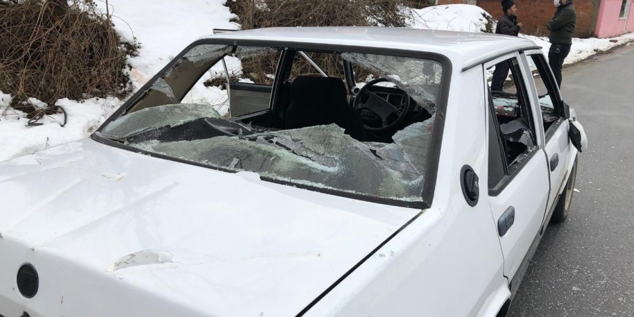 Önünü Kestikleri Aracın Şoförünü Darp Ettikten Sonra Camları Kırıp Kaçtılar