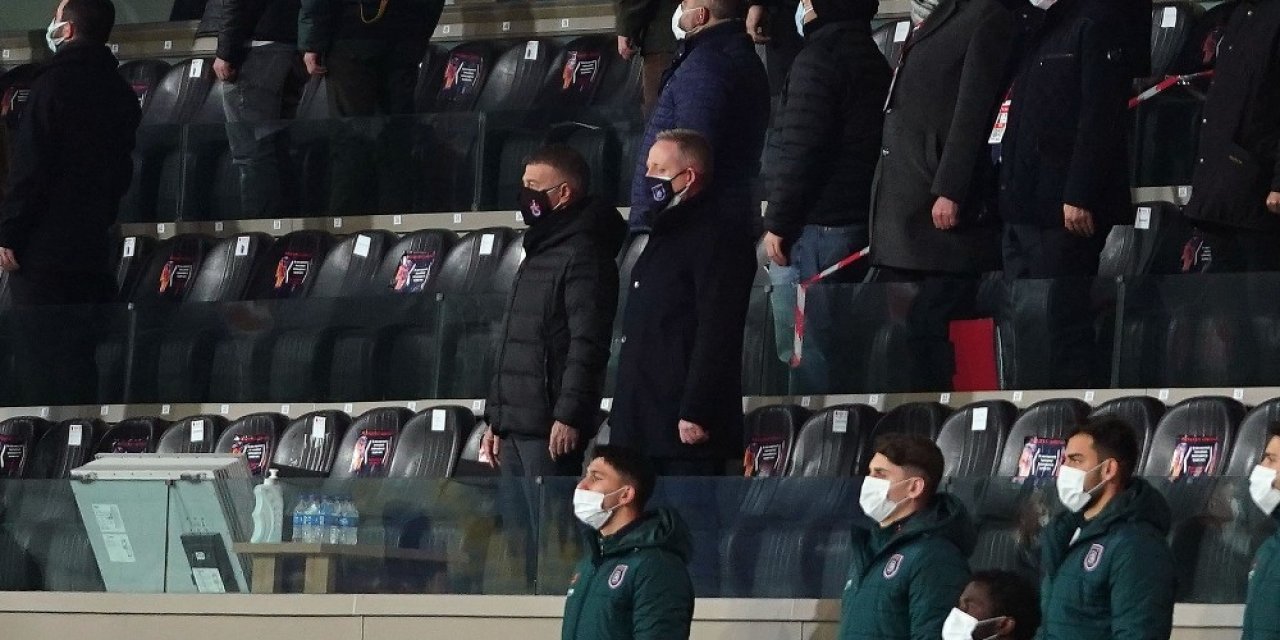 Ahmet Ağaoğlu Ve Göksel Gümüşdağ Tribünde Yan Yana