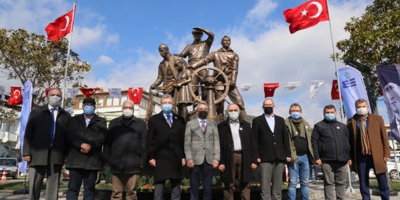 Edremit’te Atataürk Heykeli Ve Halk Kütüphanesi Açıldı