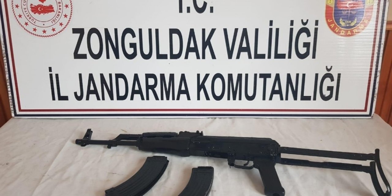 Kalaşnikof Tüfeği Satmak İsterken Jandarmaya Yakalandılar