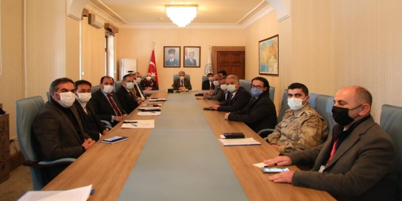 Erzincan Valisi Makas: “covid-19 İle Mücadele Yükünü Başarıyla Göğüsleyen Sağlık Çalışanlarımıza Destek Olun”