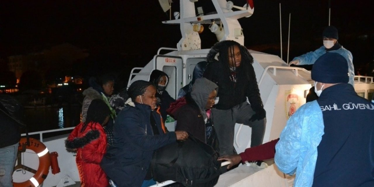 İ̇zmir Açıklarında Yunan Unsurları Tarafından Geri İtilen 36 Göçmen Kurtarıldı