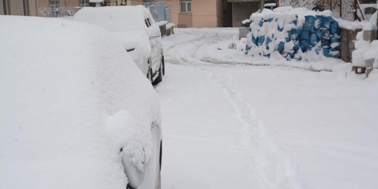 Hakkari’de 162 Yerleşim Yerinin Yolu Ulaşıma Kapandı