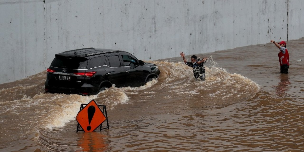 Endonezya’yı Sel Vurdu, Binden Fazla Kişi Tahliye Edildi