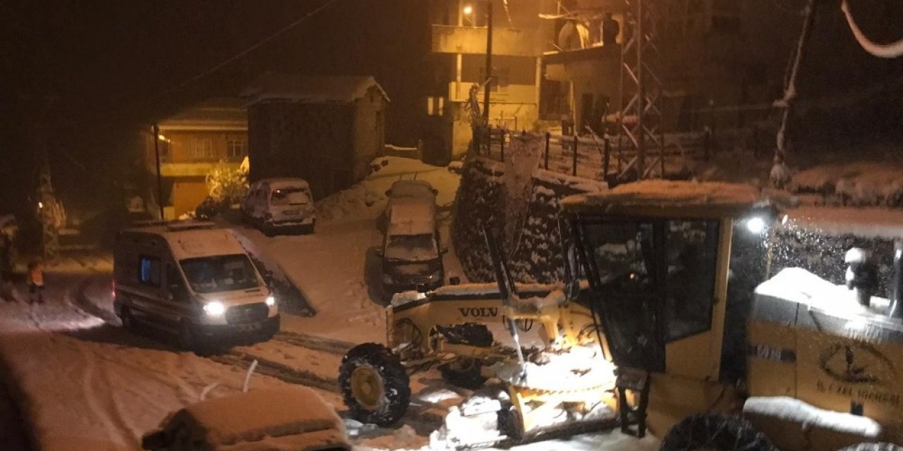 Rize’de Kar Nedeniyle Yolda Kalan Ambulansın İmdadına İ̇l Özel İ̇dare Ekipleri Yetişti