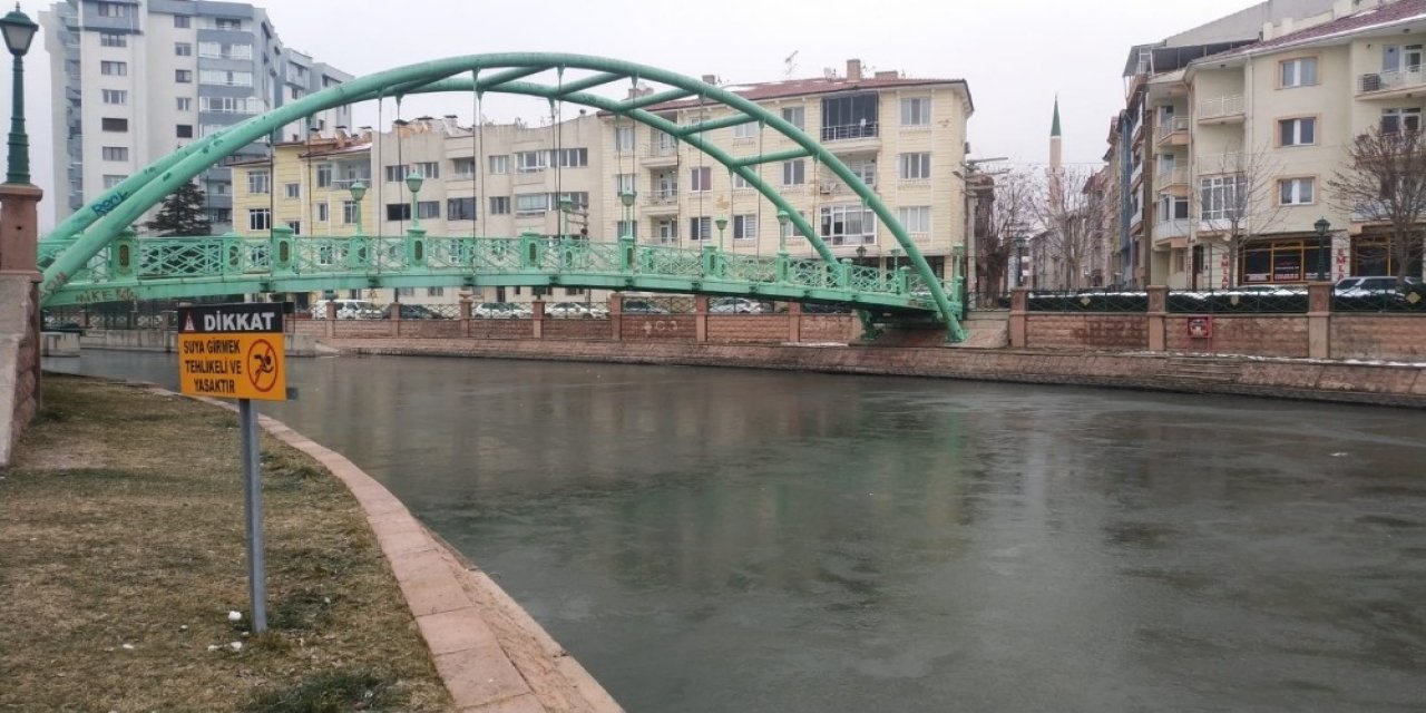 Soğuk Havanın Etkisiyle Porsuk Çayı Buz Tuttu