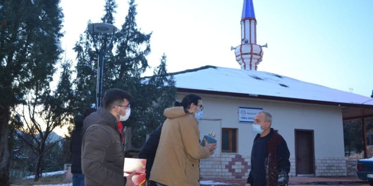 Gençlerden Camilere Dezenfektan Desteği