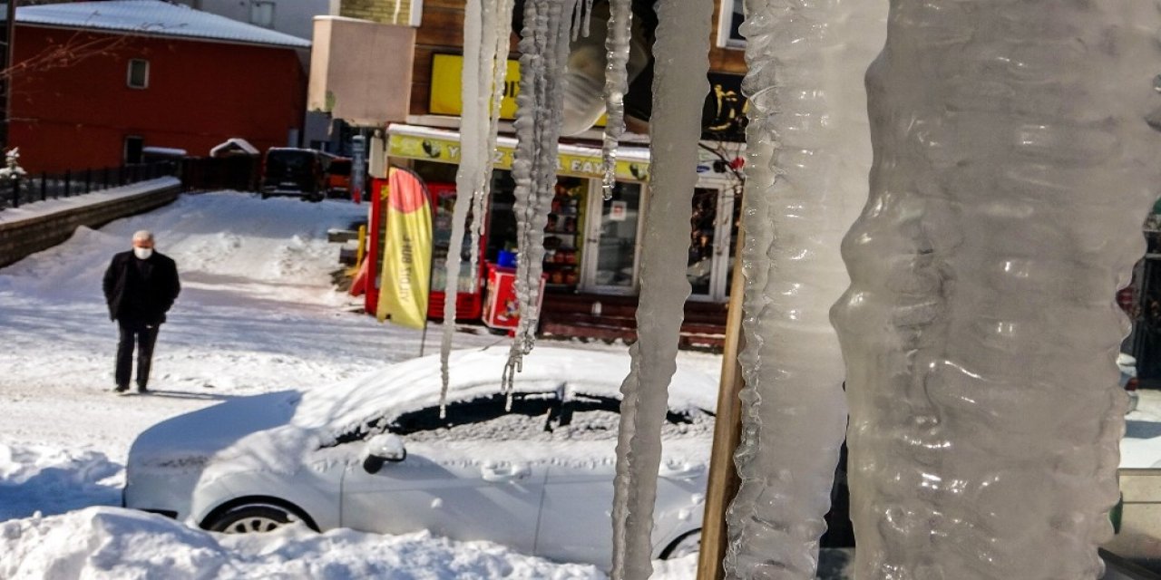 Ardahan’da Buz Sarkıtları 2 Metreye Ulaştı