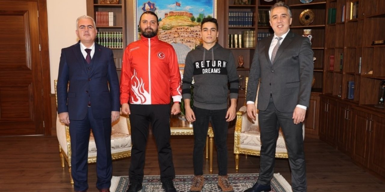 Belediye Başkanı Savran, Sporcular Çetinkaya Ve Ekmek’e Başarılar Diledi