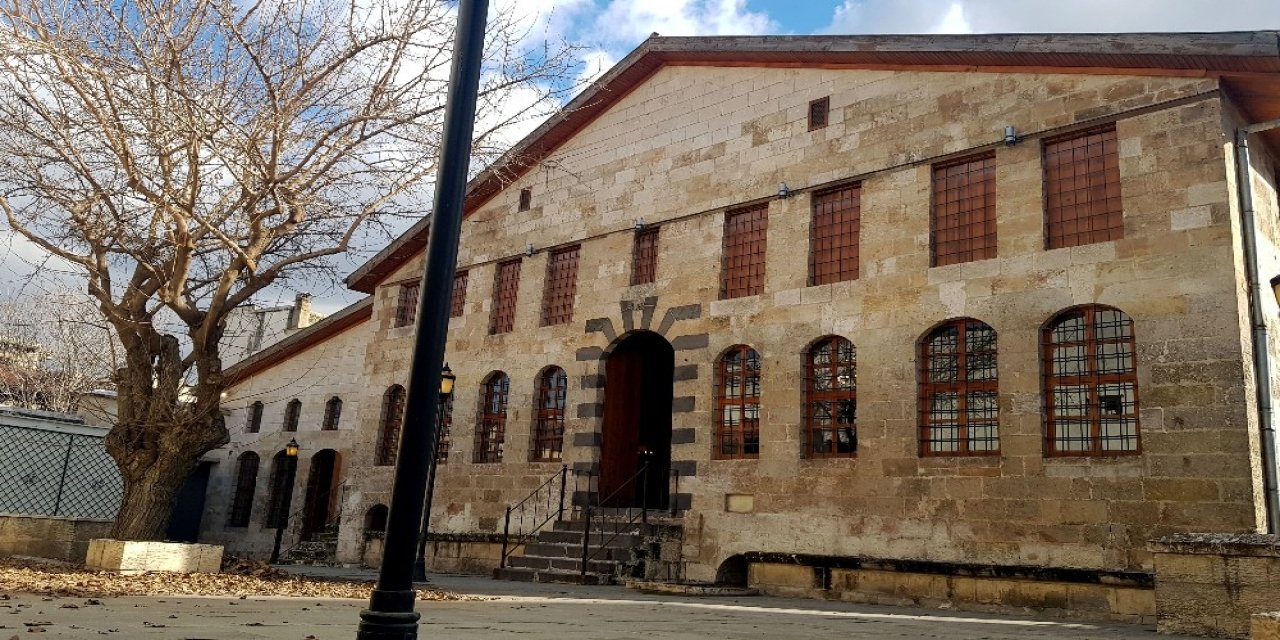 Avrupa’da İ̇slamofobi Artıyor, Türkiye’de Kilise Ve Sinagoglar Restore Ediliyor