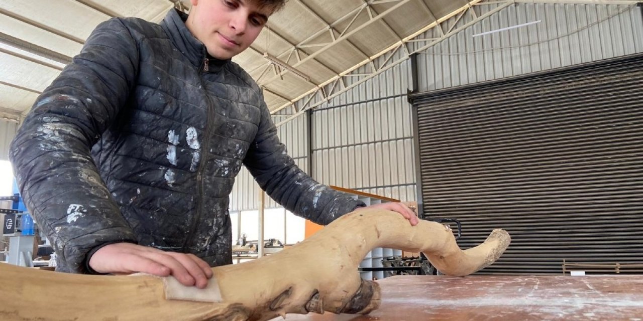 Bu Masa Ve Lambaderler Yüzde 100 Doğal Ahşaptan Üretiliyor