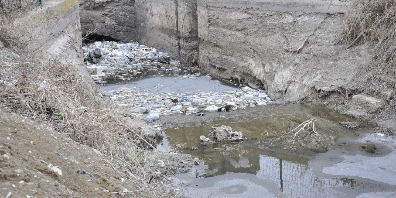 Su Kanalının Donması Sonucu Çöpler Yüzeye Çıktı
