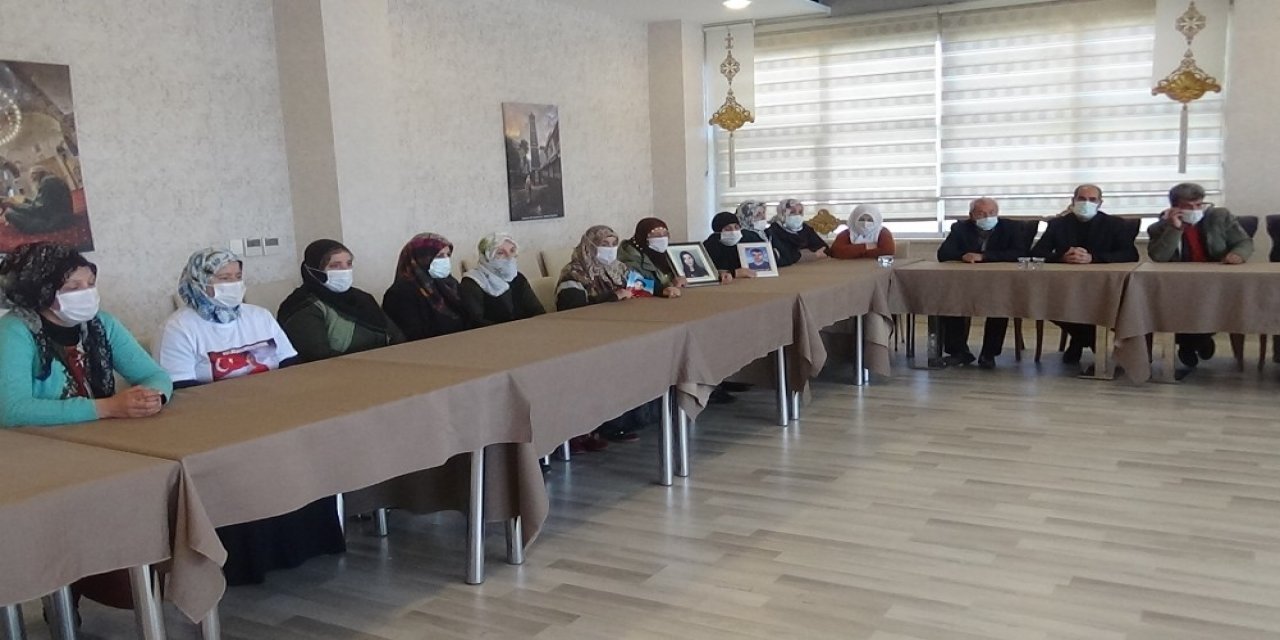 Çocuğunu Gara’da Şehit Verdi, Evlat Nöbetindeki Aileleri Yalnız Bırakmadı