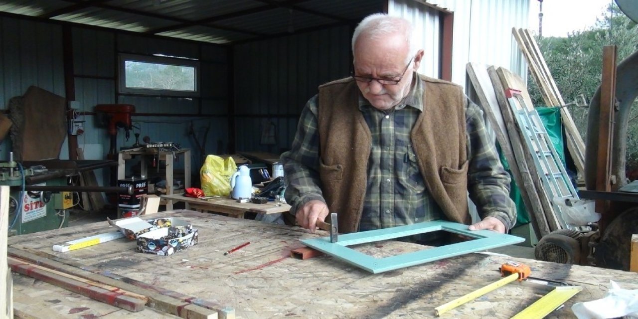 Pandemi Döneminde Canı Sıkılan Emekli Polis, Evinin Bahçesini Atölyeye Çevirdi