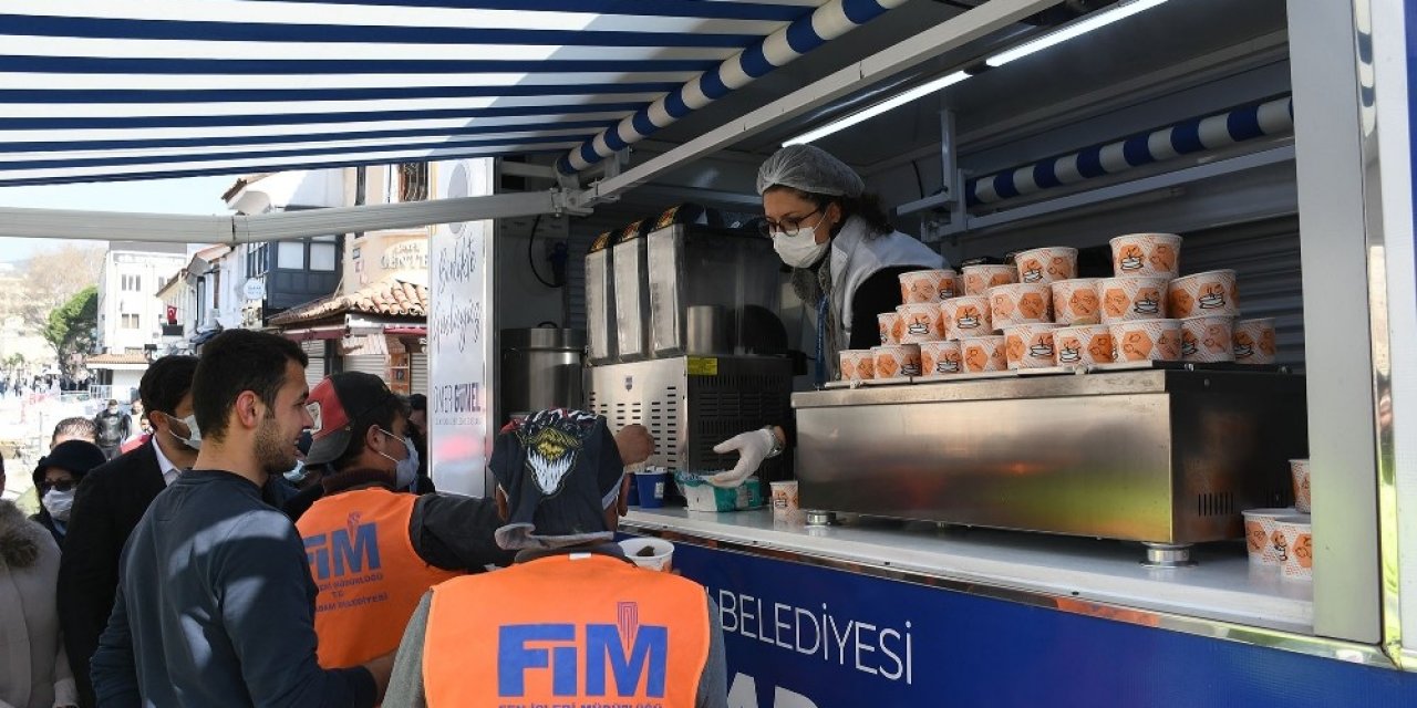 Mobil İkram Aracı Bu Kez Belediye İşçilerinin İçini Isıttı