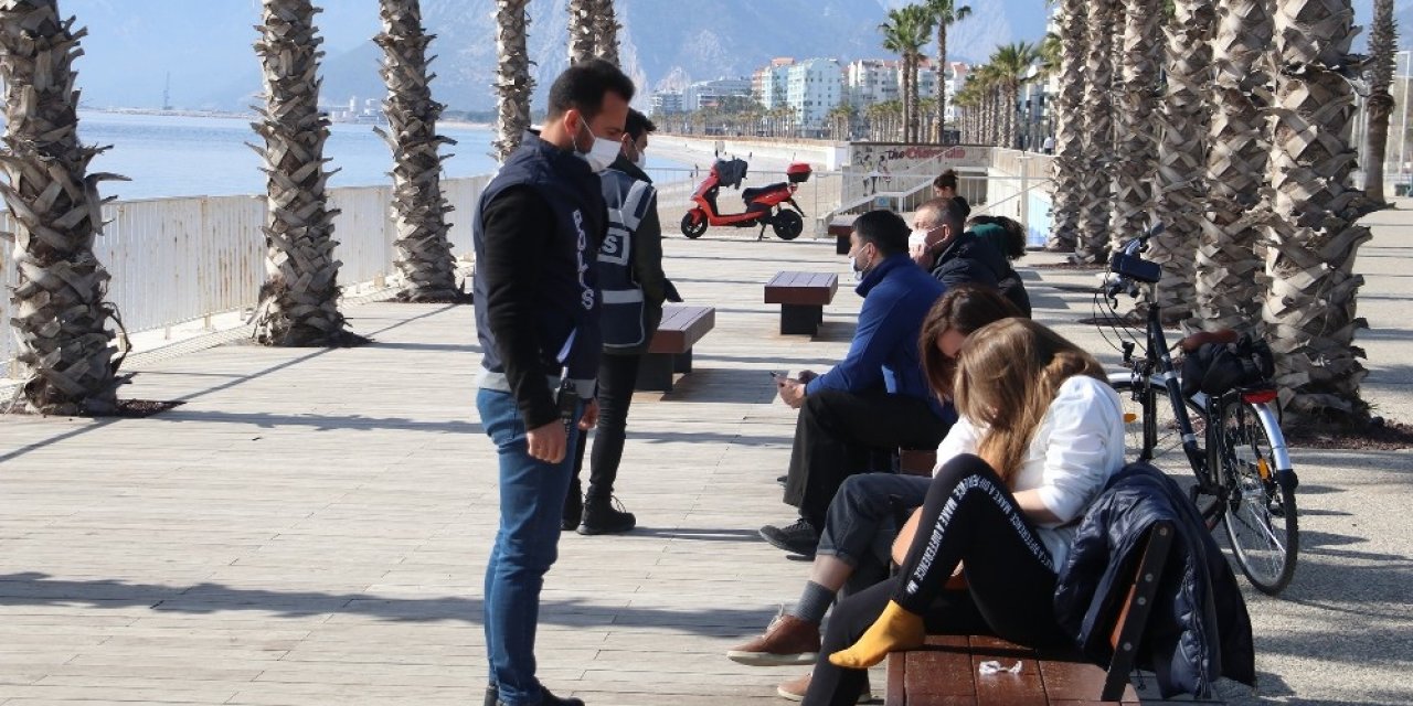 Antalya’da Sahildeki Yoğunluğa Sıkı Denetim