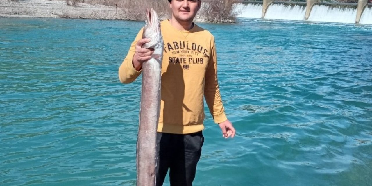 Boyu Kadar Yılan Balığı Yakaladı