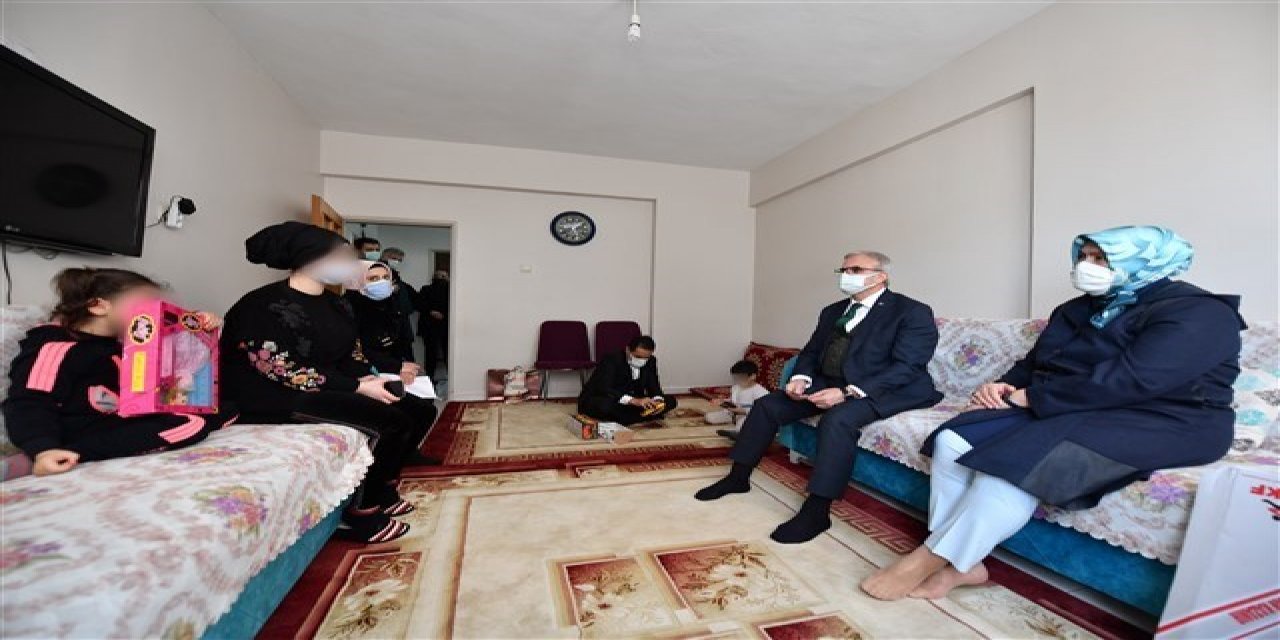 Vali Münir Karaloğlu, Eşi İle Birlikte Yetim Çocukları Ziyaret Etti