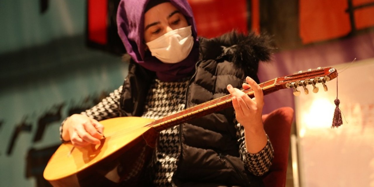 Bağlamanın Teline Vurup Pandeminin Stresinden Kurtuluyorlar