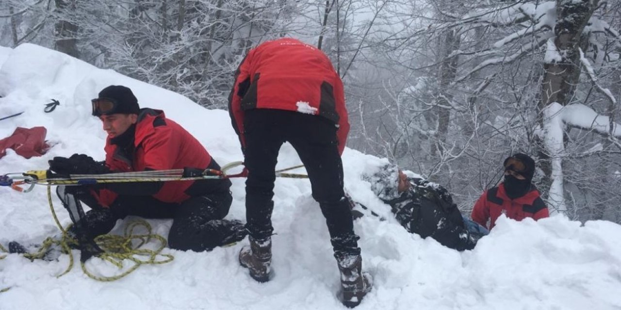 20 Metre Yükseklikten Düştüğü Ormanlık Alanda Mahsur Kalan Turisti Jak Timleri Kurtardı