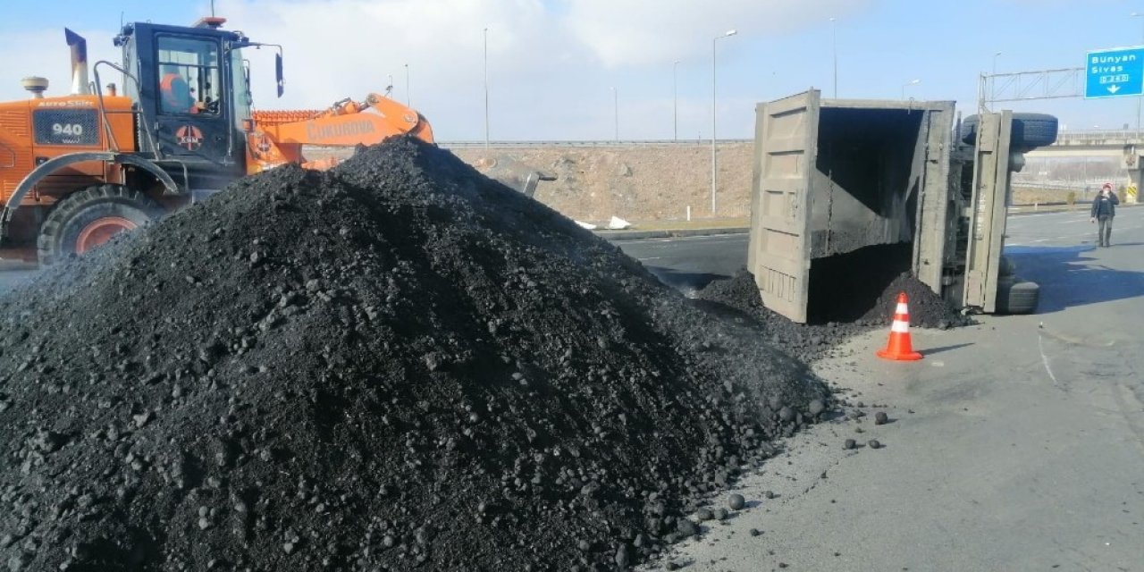 Kayseri’de Kömür Tozu Yüklü Tır Devrildi, Yol Ulaşıma Kapandı